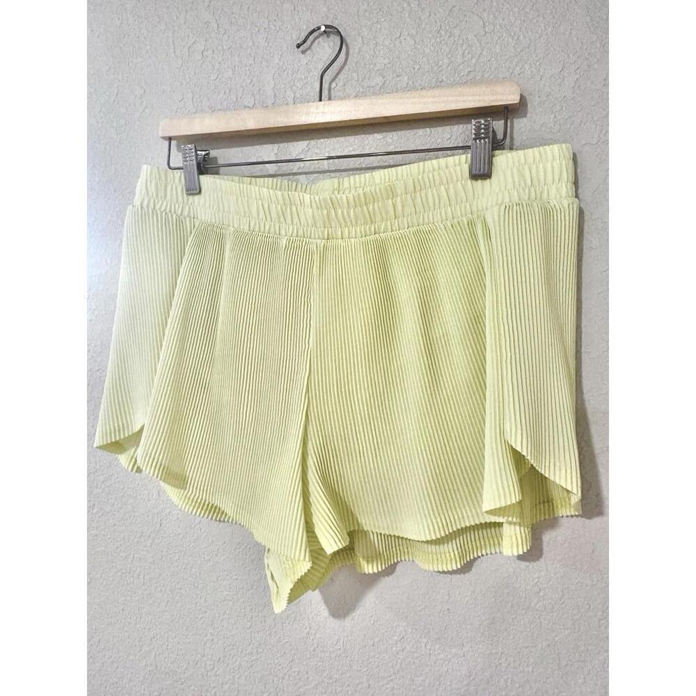 all in motion Women's Yellow Mid Rise Pleated Shorts Lined Athletic Gym Size L - Picture 3 of 10